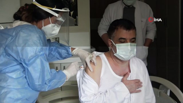 Van İl Sağlık Müdürü ile hastane başhekimi aşı oldu