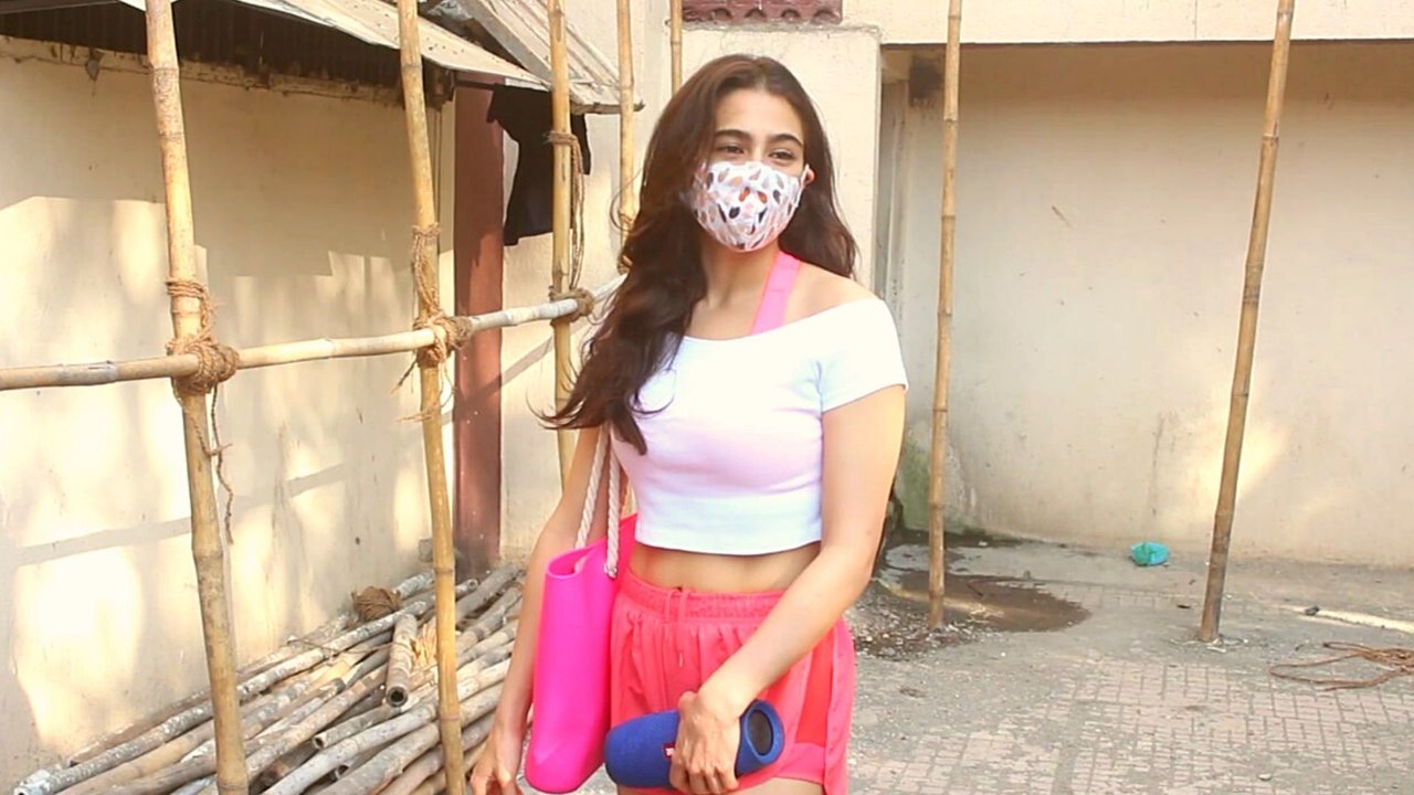 Sara Ali Khan spotted with her Gym trainer in Santacruz |FilmiBeat