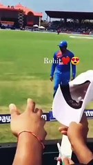 Rohit Sharma giving autograph to his fans! Rohit Sharma videos