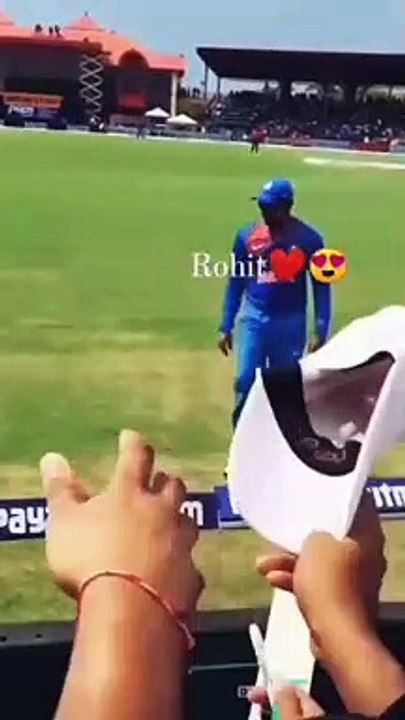 Rohit Sharma giving autograph to his fans! Rohit Sharma videos