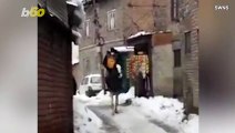 Amazon Delivery ‘Driver’ Hops On Horseback After Snow Leaves Roads Undriveable