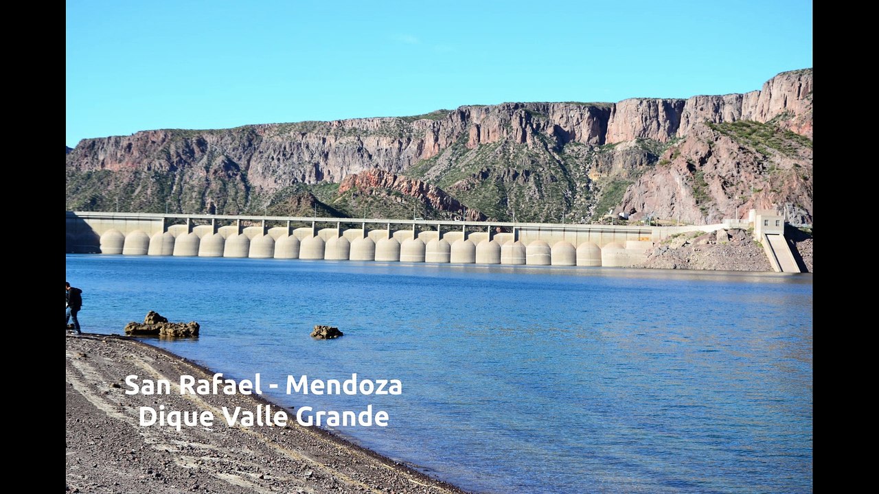 Salta al vacío desde una represa