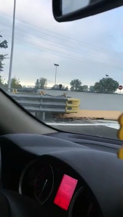 Moto sans pilote sur une autoroute