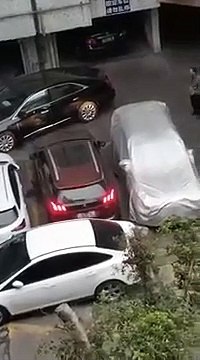 Chine - Bloqué sur un parking, un automobilite pète un plomb