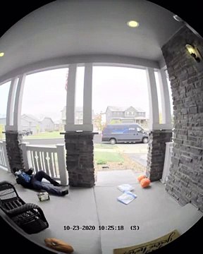 Sale début de journée pour ce livreur qui glisse deux fois