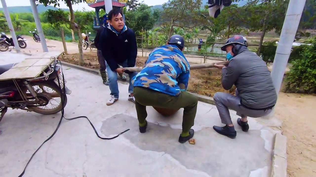 Cao thủ bắt lợn nơi bản làng