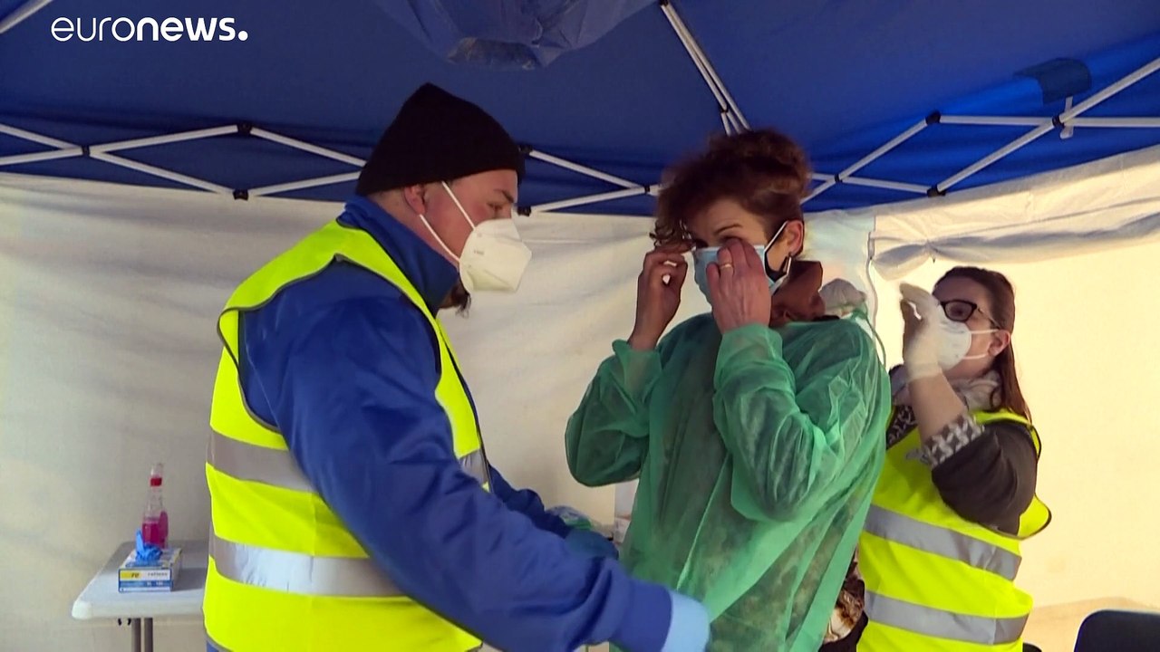 En Italie, une "chambre des câlins" pour garder le contact avec nos aînés