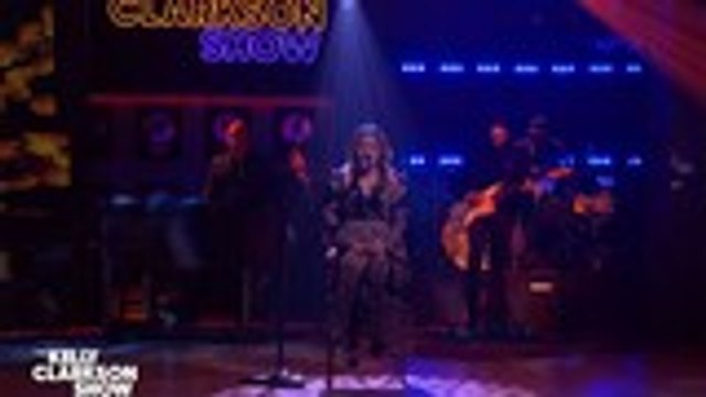 Kelly Clarkson Performs Perfect Rendition of Fleetwood Mac's 'Dreams' | Billboard News