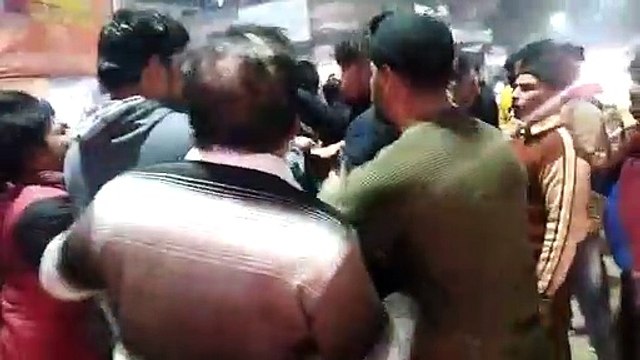 मामूली बात को लेकर पुलिस के सामने हुई जमकर मारपीट