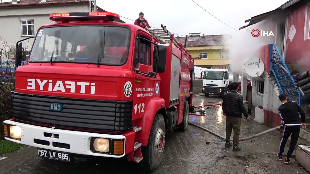 İki katlı evde çıkan yangın 10 kişilik aileyi evsiz bıraktı