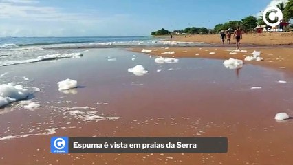Espuma é vista em praias da Serra