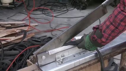 Ultraman cobra vida a base de neumáticos