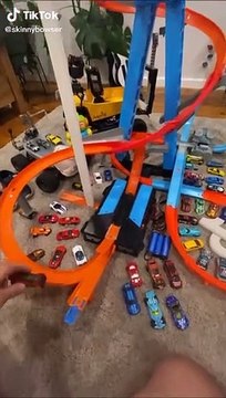 Ce circuit Hot Wheels est un peu trop puissant...