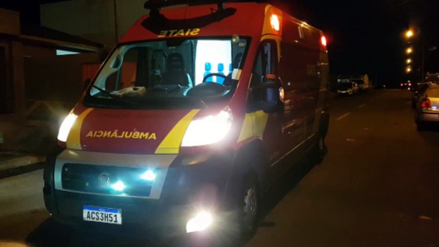 Jovem tem suspeita de fratura ao cair jogando bola, na Rua Áustria, no Cascavel Velho