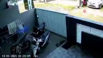 - Endonezya'da 6.2 şiddetinde deprem: 10 ölü, 637 yaralı