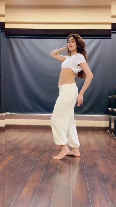 Janhvi kapoor || Janhvi kapoor hot dance || Janhvi kapoor sizzling dance moves || janhvi kapoor hot || bollywood dance videos || Janhvi kapoor hot  || bollywood