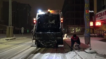 Belediye personelinin yoğun kar yağışı altında temizlik mesaisi