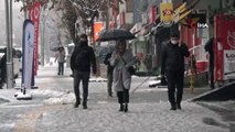 Kar yağışı kenti beyaza bürüdü, vatandaşlar biriken karları böyle temizledi