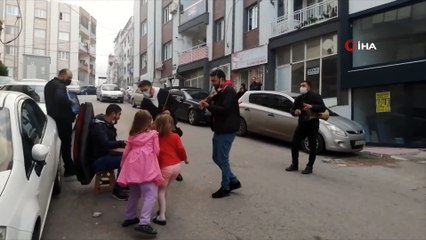 Pandeminin vurduğu müzisyenler sokak sokak gezerek sanatını icra ediyor