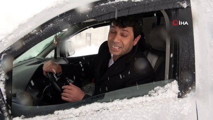 Araçlar kara gömüldü, yolda mahsur kalan sürücüler zor anlar yaşadı