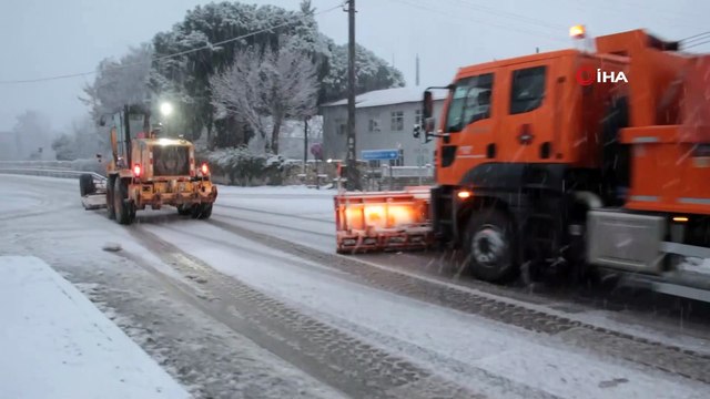 - İzmir-Ankara D300 karayolunda trafiğe kar engeli- İzmir-Ankara D300 karayolu 1 saat trafiğe kapalı kaldı, küreme çalışmalarının ardından kontrollü bir şekilde trafik yeniden açıldı