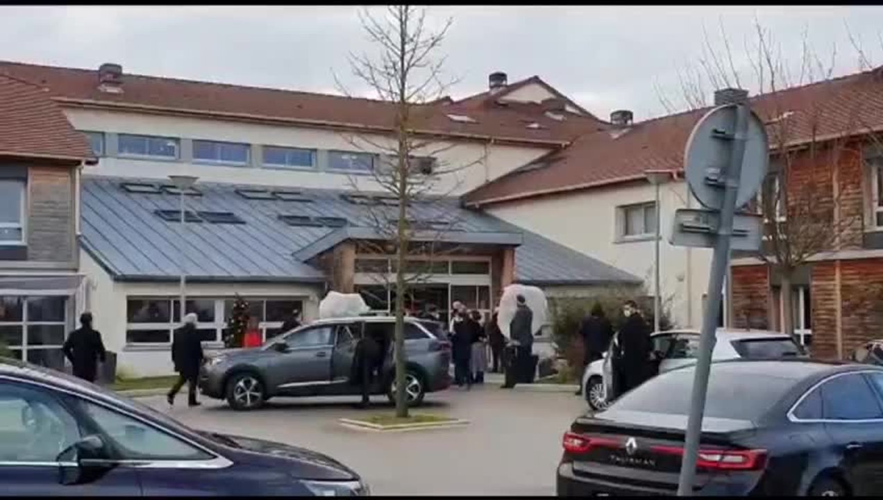 Olivier véran en visite à l'Ehpad de la Villa du Tertre à Saint-Parres-aux-Tertre