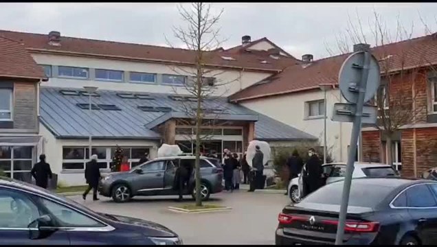 Olivier véran en visite à l'Ehpad de la Villa du Tertre à Saint-Parres-aux-Tertre