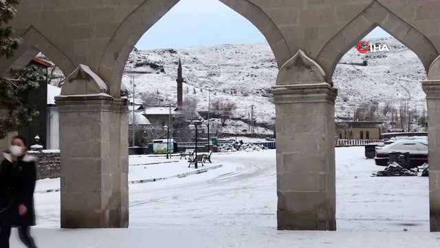 Kars’a beklenen kar yağdı, kent merkezi beyaza büründü