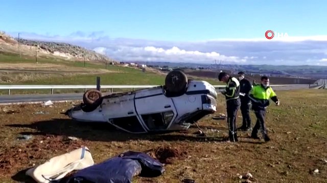 - Sürücü direksiyon hakimiyetini kaybetti, araç takla attı: 1 ölü, 5 yaralı- Kazada ağır yaralanan bir kişi, ambulans helikopterin karayoluna inmesi ile hastaneye kaldırıldı
