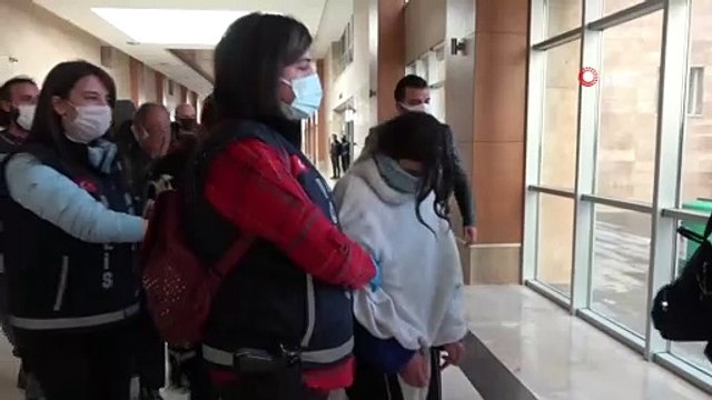 - Antalya’da ‘altın kızlardan’1 milyon TL’lik vurgun- Polisin 6 ayrı adrese düzenlediği eşzamanlı operasyonla yakalandılar- Kilitli olmayan kapı dilini plastik kartla açan ve altın kızlar olarak biline hırsızlık çetesi çaldıkları y...