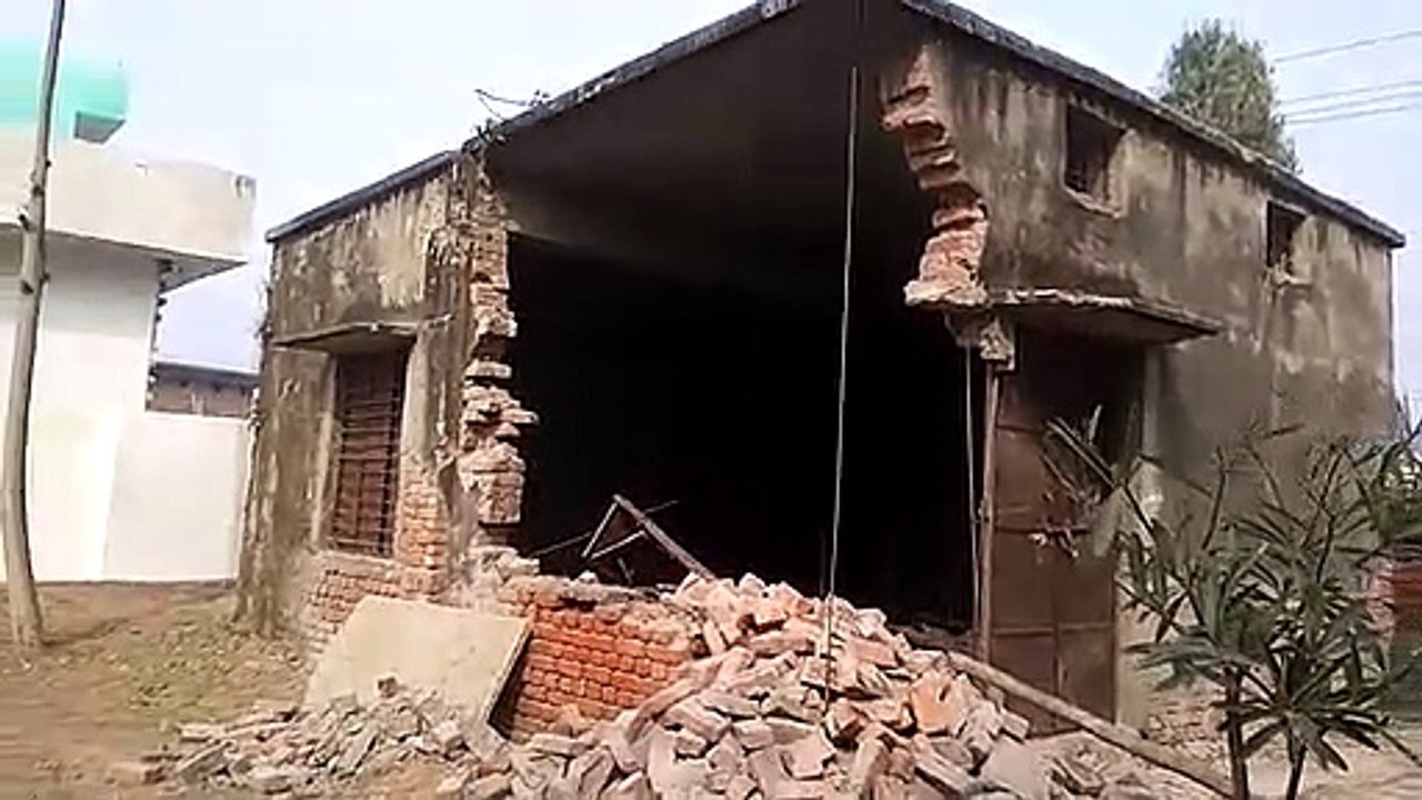 प्राथमिक विद्यालय केदारीपुर में बने अतरिक्त कक्ष की गिरी दिवार