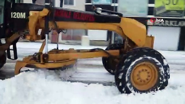 - Başkale’de kar yağışı...Yol açma çalışmaları aralıksız sürüyor