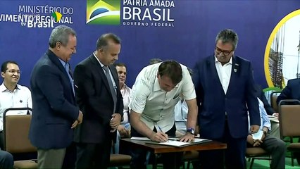 Bolsonaro diz que Macron fala ‘besteira’ sobre soja brasileira