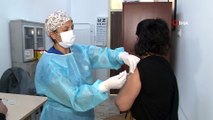 - Bilim Kurulu Üyesi Taşova: “2 farklı aşı vurulmaya gerek yok”- Sağlık çalışanı aşı olurken hemşirenin elini tutup destek aldı