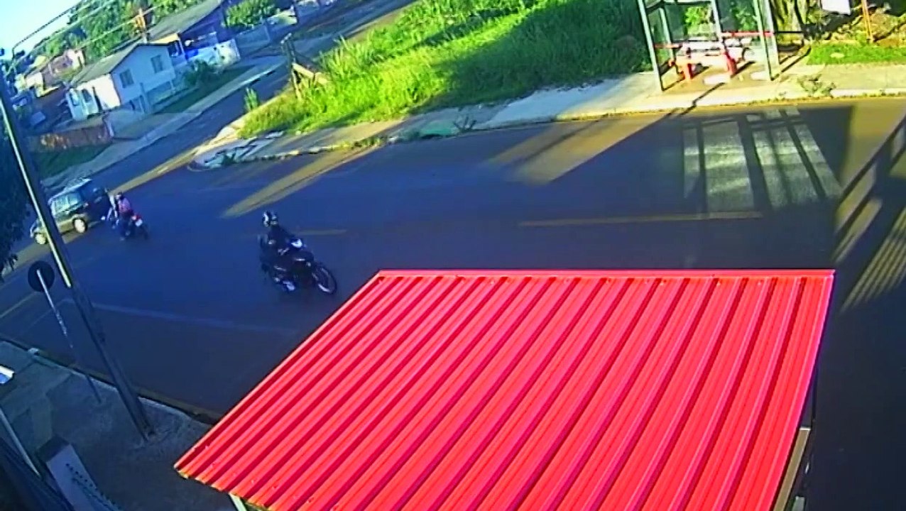 Vídeo: Em acidente, motociclista tentou ultrapassagem enquanto carro fez a conversão à esquerda