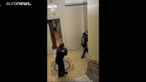 شاهد: شرطي أميركي واجه مقتحمي الكابيتول وحيداً وتوجه لمنحه ميدالية الكونغرس الذهبية