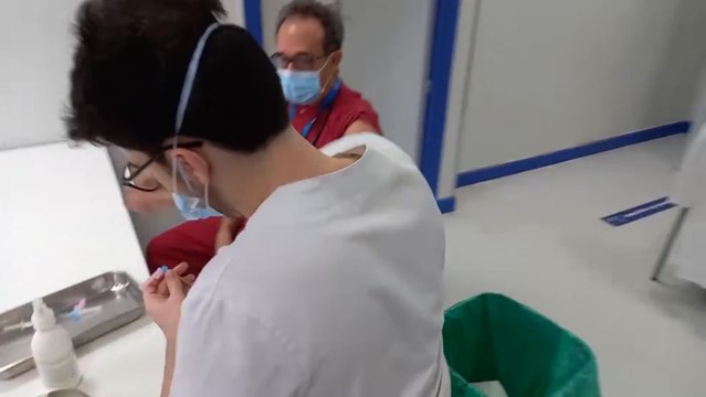 El jefe de Urgencias del Clínico de Salamanca, primer sanitario vacunado