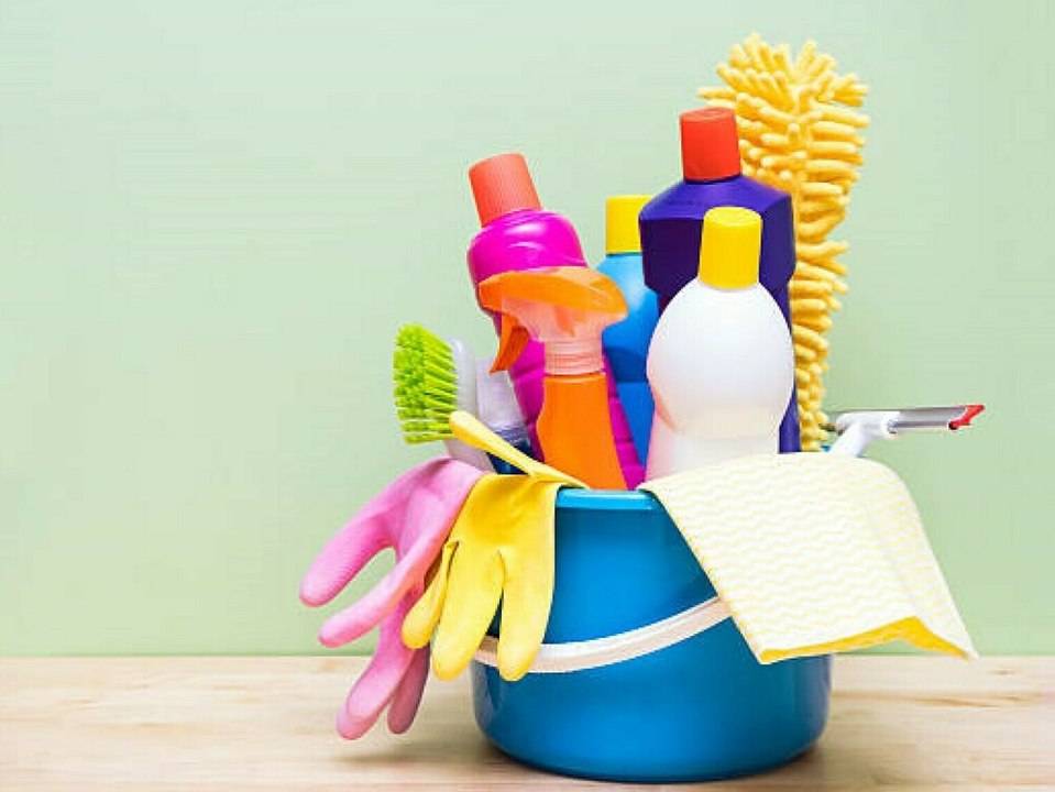 Wohnung putzen: Diese drei Reiniger genügen