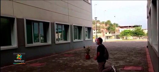 tn7-Ecuador--Hombre-reza-de-rodillas-a-diario-afuera-de-hospital-para-que-su-esposa-supere-el-COVID-19-220121