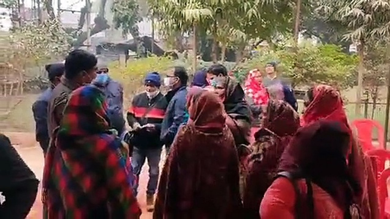 सीएचसी बीकापुर केंद्र पर लोगों को लगा कोरोना वै...