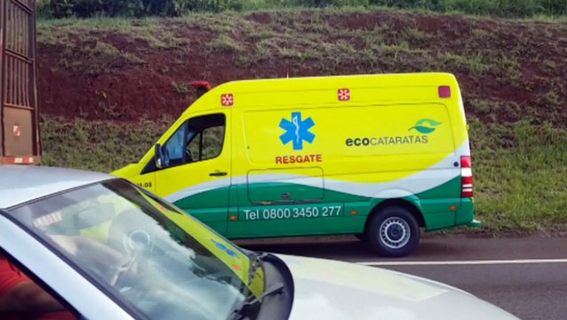 Durante atendimento a motociclista, ambulância se envolve em acidente na BR-277