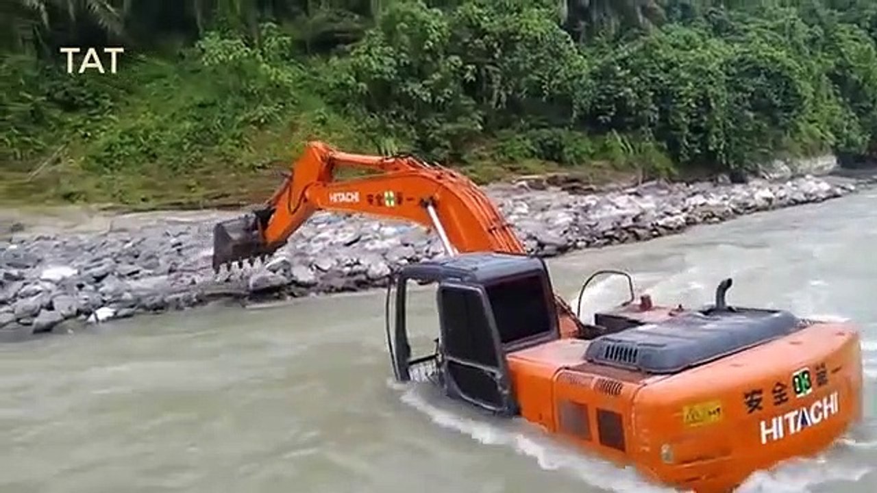 10_Extreme_Dangerous_Idiots_Excavator_Operator_Skill_-_Fastest_Deep_River_Crossing_Excavator_Driving(360p)