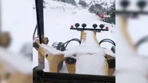 Kar nedeniyle kapanan köy yolu ulaşıma açıldı