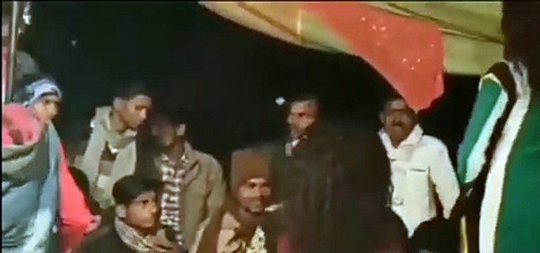 सीतापुर: सिपाहियों का बार बालाओं के साथ अश्लील डांस करते वीडियो वायरल