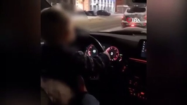 Rusya’da bir baba 2 yaşındaki çocuğuna araba kullandırdı! O anları bir de sosyal medyadan paylaştı