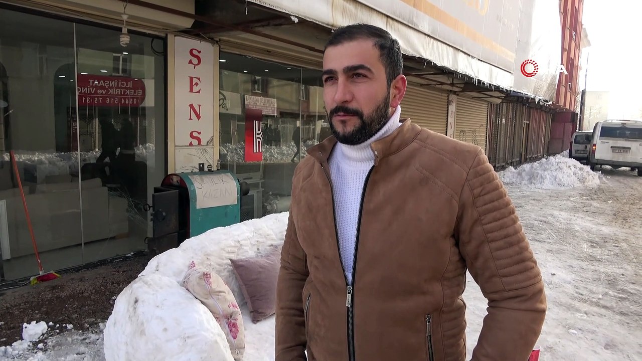 Yüksekovalı gençler kardan kanepe, buzdolabı ve çamaşır makinesi yaptı