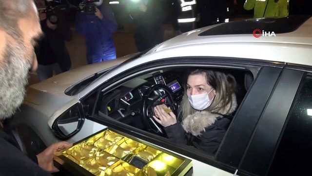 Sanatçı Yavuz Bingöl, polis ekiplerine çorba dağıttı