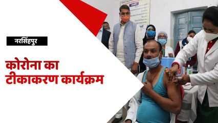 सफ़ाईकर्मी प्रमोद कुमार गोहर को पहला टीका