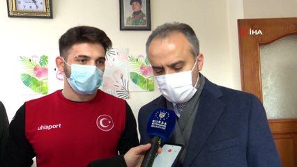 - Milli güreşçiye  moral ziyareti