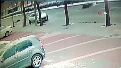 Otomobilin gazete dağıtıcısına çarptığı kaza kamerada...Hayatını kaybeden şahsın cesedi dağıttığı gazetelerle kapatıldı